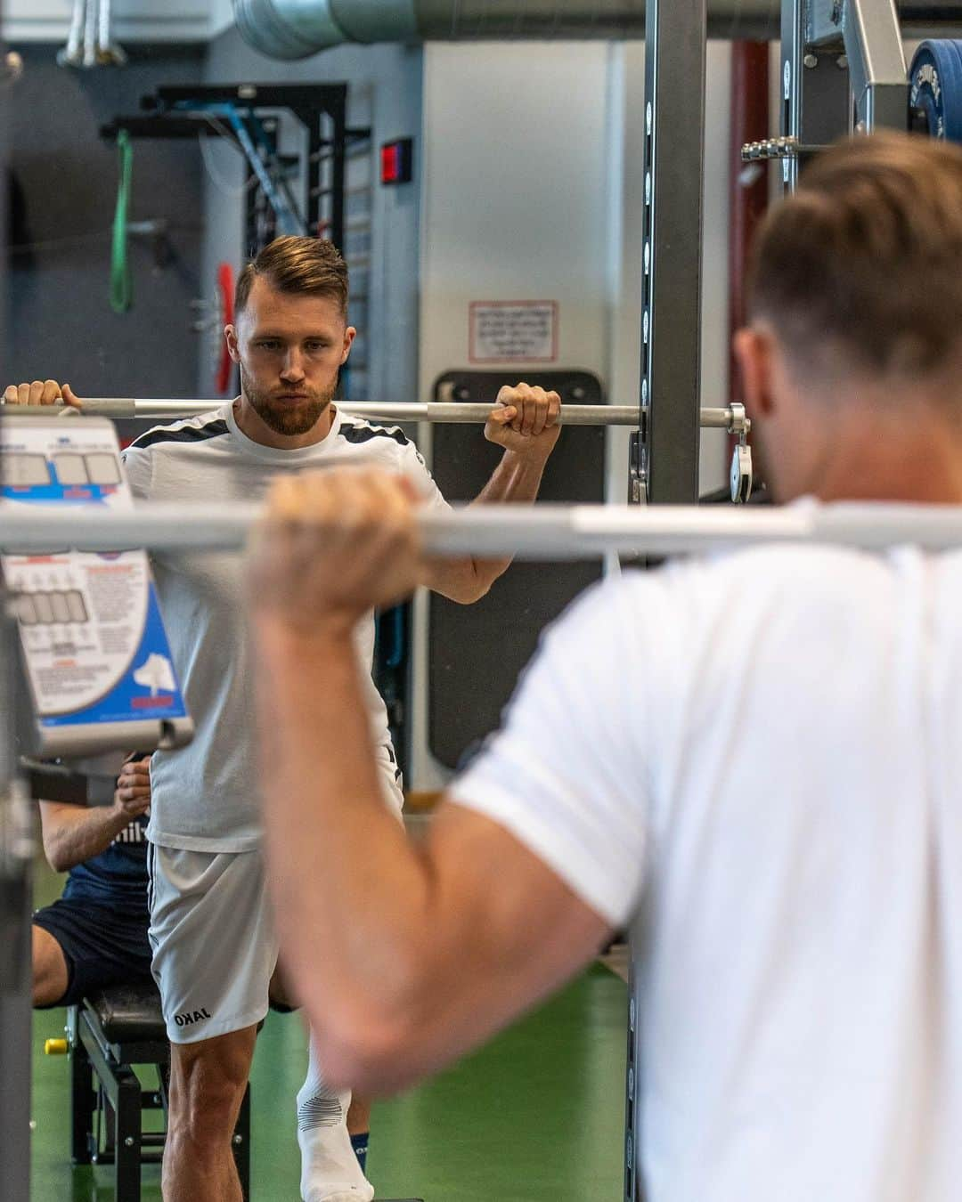 シルヴァン・ヴィドマーのインスタグラム：「The desire to rejoin my teammates on the pitch pushes me in my daily gym routine! 💪 #almostthere #sile #mainz05」