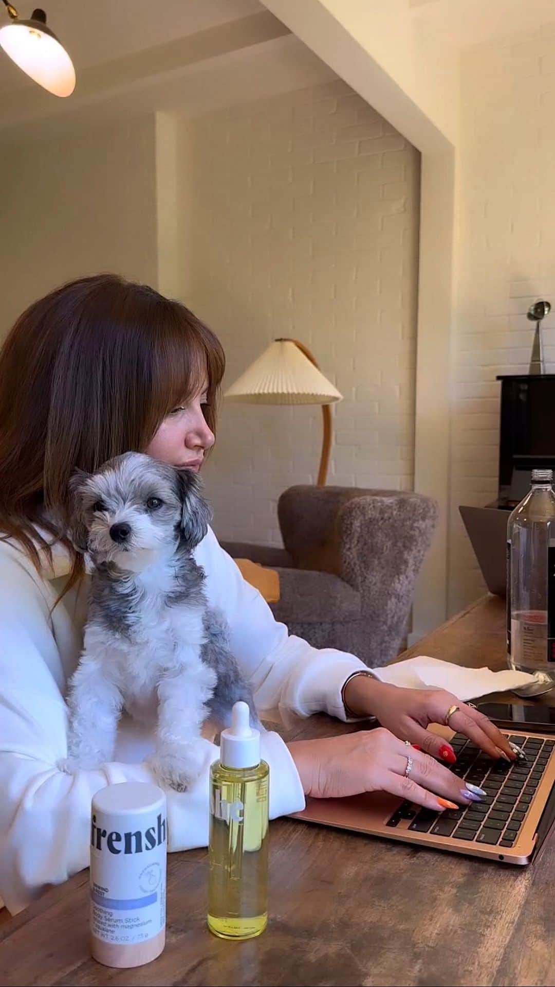 アシュレイ・ティスデイルのインスタグラム：「@beingfrenshe’s employee of the month 🐶」