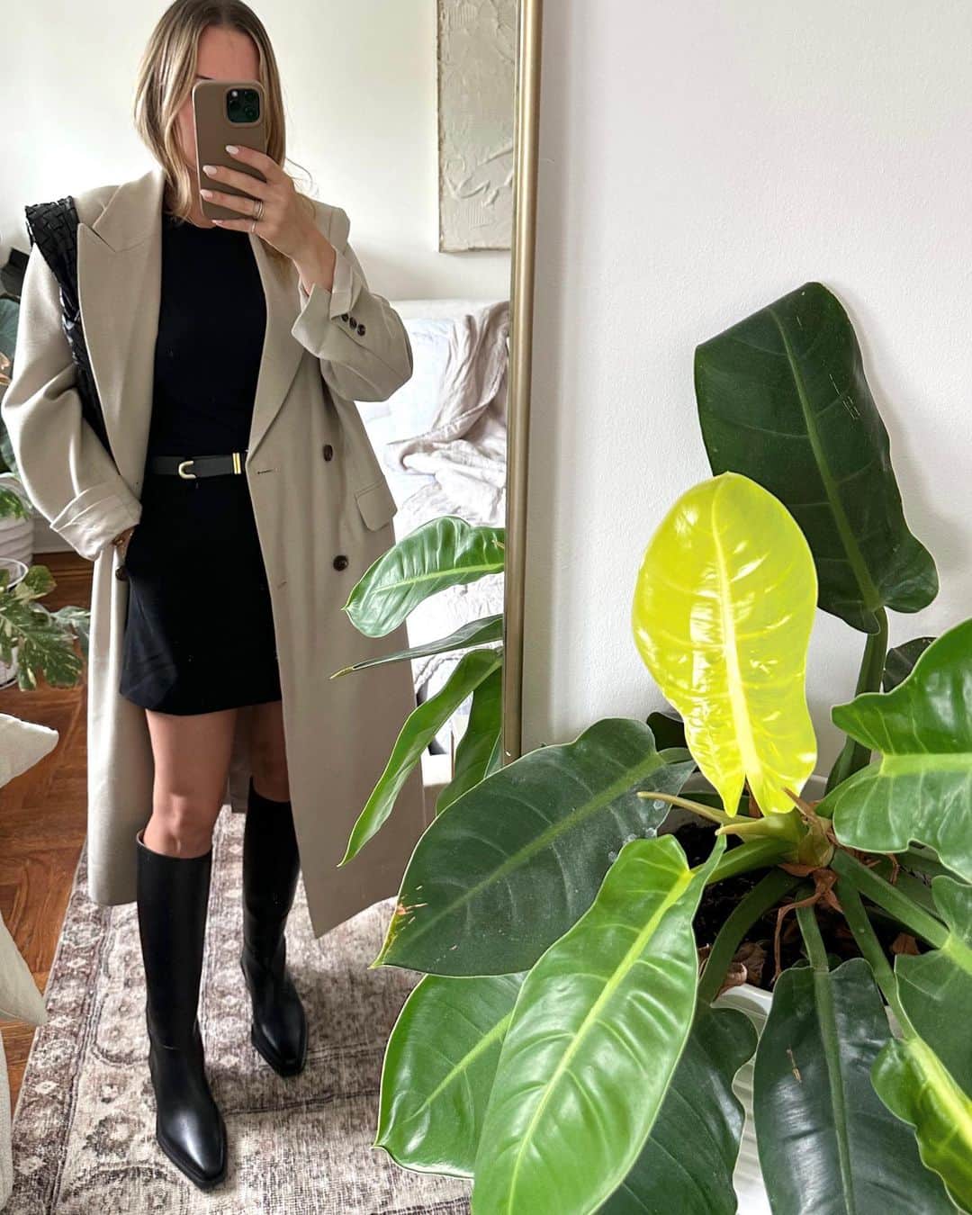 Helena Glazer Hodneさんのインスタグラム写真 - (Helena Glazer HodneInstagram)「F A L L: tall boots, a bomber jacket, mary-jane flats, a trench, loafers, straight leg (and wide leg) denim, trouser pants, boston birks, a chunkier sneaker and a slightly oversized stripe knit are some of the items I'll be wearing a lot of this fall.   And you? What are you especially into or what will you pass on?」9月8日 1時10分 - brooklynblonde1