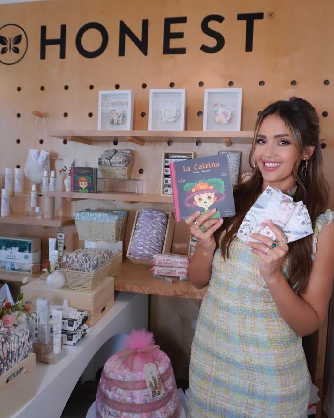 ジェシカ・アルバのインスタグラム：「Had so much fun visiting the amazing @babylist showroom and talking all things @honest 🫶🏽   & I’m so excited about the launch of our collab with @lil_libros 🥹🙏🏽 The limited edition La Catrina Honest diaper print inspired by the book is everything! 😍🖤💫 Check ‘em out at Honest.com   P.S. - Baby List is giving away the Ultimate Babymoon getaway -- check out my stories to enter to win a dream 💭 trip to LA 🌴🫶🏽」