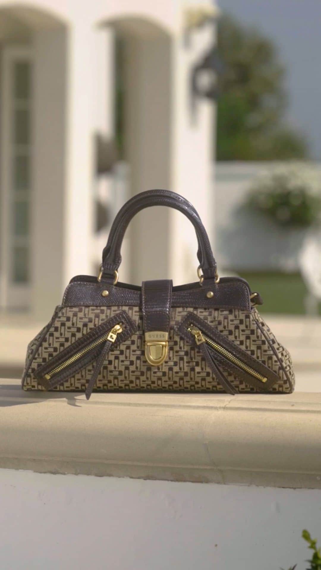 ゲスのインスタグラム：「The Belle Vintage Small Girlfriend Satchel from our vintage-inspired collection. #GUESSHandbags」