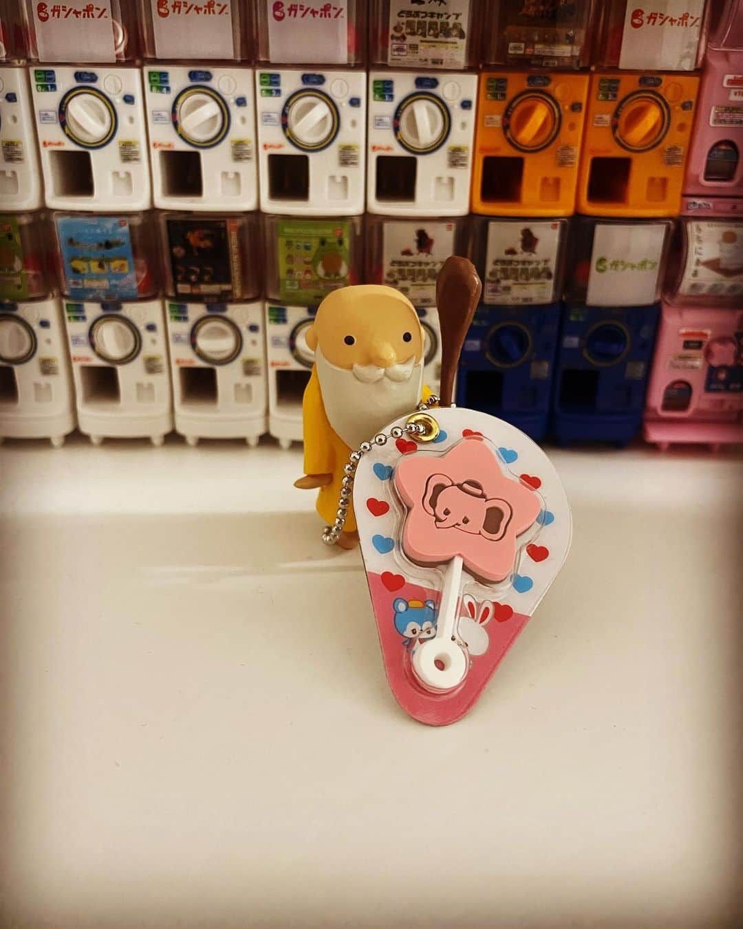のインスタグラム：「空想駄菓子店  駄菓子♡好きだぁー♡ 駄菓子屋さんになりたいって 夢見ていたあの頃が懐かしい…。  現実は厳しかった(￣∇￣)  #ガチャガチャ #ガシャポン #ガチャポン #ミニチュア #カプセルトイ #ガチャ沼 #空想駄菓子店」