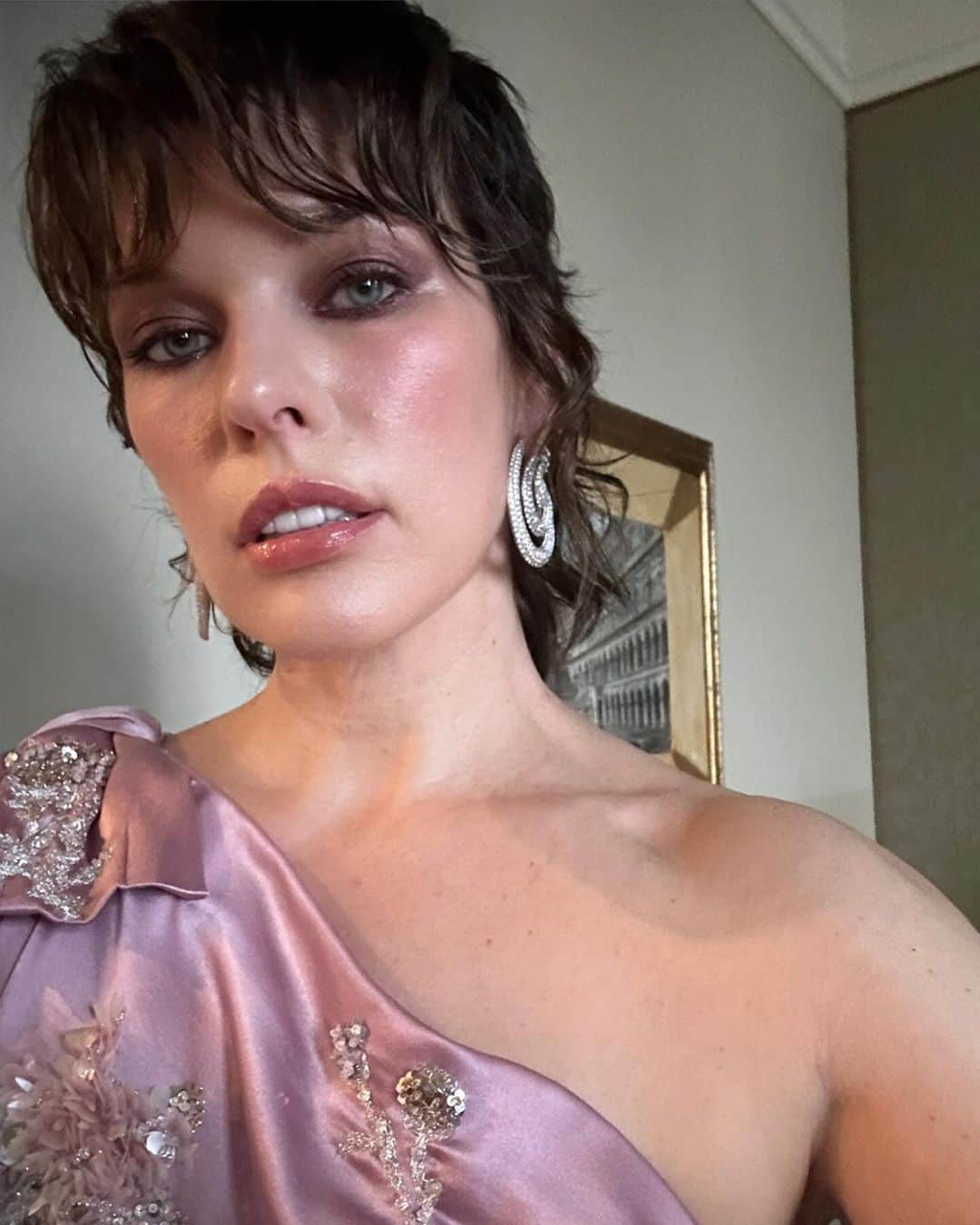 ミラ・ジョヴォヴィッチのインスタグラム：「What a beautiful trip to Venice I had! Thank you so much @amfar for all the amazing work you’ve done and congratulations on raising over $2 million for AIDS research! I’m so proud to have worked with your organization for over two decades and help raise awareness to such an important cause. Also, a big shout out to @chopard jewels for the gorgeous earrings I got a chance to wear for the evening and @prada for making me this glorious gown so many years ago for the red carpet in Cannes that I got the chance to wear again for this gala! My family and I had so much fun exploring the city and I have so many wonderful pictures to share, but I couldn’t fit them all in one post, so I’ll be posting more once I have the chance to go through them. These are some of my favorites from the night of the event and I’ll choose more from my personal family pics and put them up when I get a chance!💋❤️✨ Thank you to my amazing glam squad: Make up: @nikipinna Hair: @la_pellizzaro」
