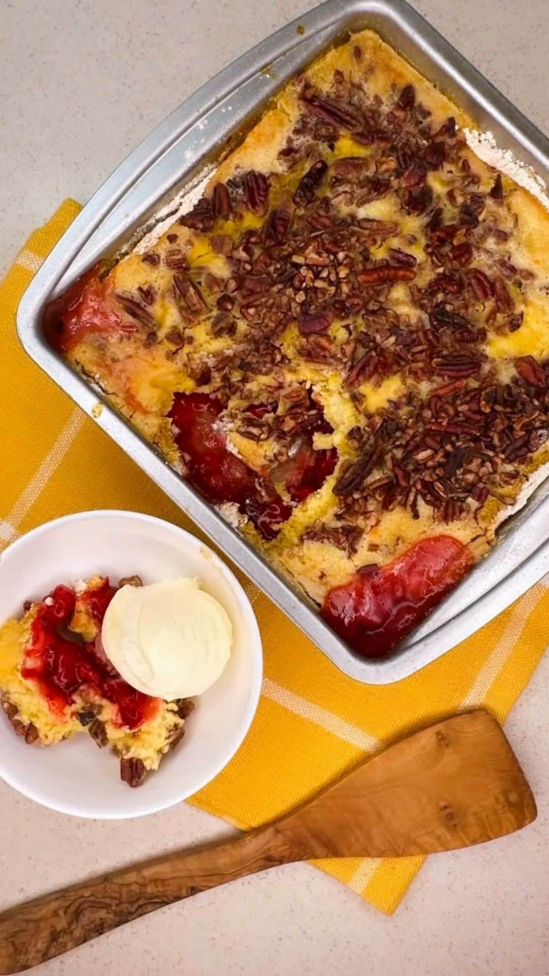 Dole Packaged Foods（ドール）のインスタグラム：「Embrace the classics with this Pineapple Cherry Dump Cake 🍍🍒 - an easy-to-make dessert that's bursting with delicious Dole® flavor! Check out the recipe below 👇   🧑‍🍳Prep: 5 min. 👥Makes: 12 servings 🔸1 package (15.25 oz.) yellow cake mix 🔸 1 can (20-oz.) DOLE® Crushed Pineapple, Undrained 🔸 1 can (21-oz.) cherry pie filling 🔸 3/4 cup salted butter, cut into thin slices (1 1/2 sticks) 🔸 1 cup chopped pecans   🔹 Preheat oven to at 350°F.  Grease a 13x9 inch cake pan or baking dish with butter or non-stick spray. 🔹 Add undrained pineapple to the pan and spread evenly with spatula.  Add cherry pie filling and spread evenly over the pineapple.  Add dry cake mix to the top of the fruit layers and spread gently and evenly. 🔹 Place squares of butter over the cake mix layer and sprinkle with chopped pecans. 🔹 Bake for approximately 50 minutes or until the top is golden brown and edges are bubbly.  Serve warm with vanilla ice cream or frozen yogurt.  #DoleRecipe #Recipes #DesserRecipe #EasyRecipes #PineappleCherryDumpCake」