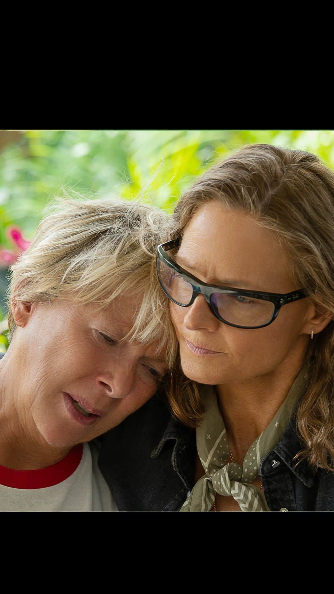 ジミー・チンのインスタグラム：「Annette Bening and Jodie Foster deliver spectacular performances in the incredible story of a fearless athlete achieving her lifelong dream at the age of 64: a 110-mile open ocean swim from Cuba to Florida.  From the directors of Free Solo, Elizabeth Chai Vasarhelyi and Jimmy Chin, NYAD arrives in select theaters October 20 and on Netflix November 3.」