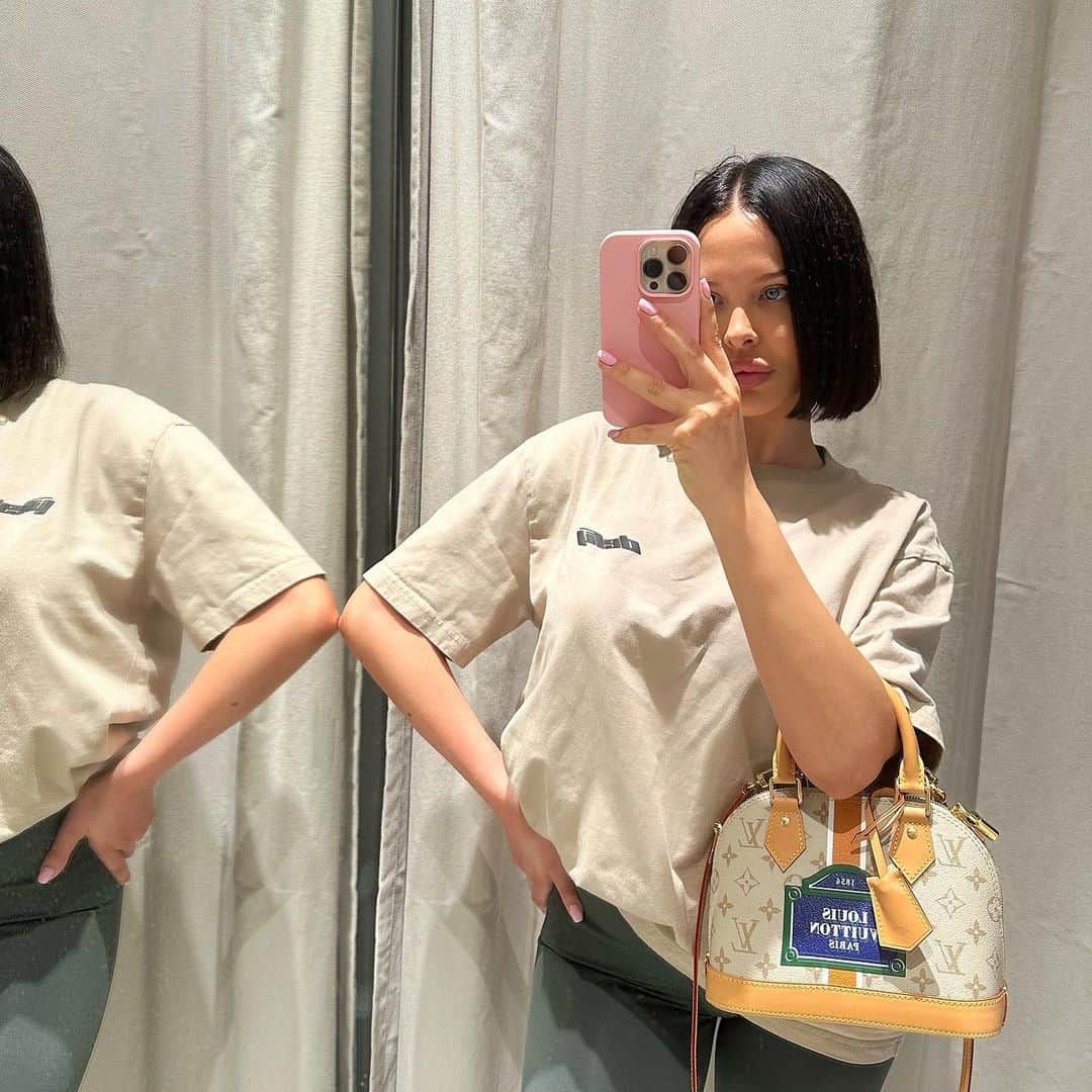 Mara Teigenのインスタグラム：「Baggy T-Shirt kind of day @defyclothing」
