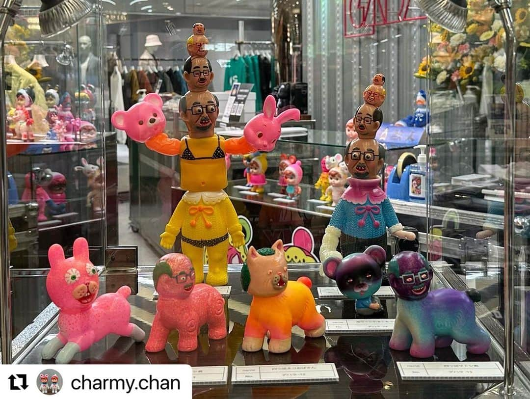 デハラユキノリのインスタグラム：「#Repost @charmy.chan with @use.repost ・・・ 昨日より始まりましたCharmy Crazy Museum❣️ 今回チャミクレ初参加いただきましたデハラユキノリさんにチャーミーちゃんと五型動物をカスタムいただきました😁 デハラユキノリさんワールドに染まったチャーミーちゃんをぜひご覧下さい😉 ■阪急メンズ大阪5F ■9月6日（水）〜9月12日（火） 今回も素敵なアーティストにご参加いただきました😊 izumonster 磯村恭子 kyoron Cottoli デハラユキノリ nougat factory PUNK DRUNKERS MAYU / maw collection MILKBOYTOYS もわもわ＊びより #チャミクレ #阪急メンズ大阪 #デハラユキノリ #サトシ君 #チャーミーちゃん #ソフビ #sofubi #sofvi #児玉産業 #kodamatoy」