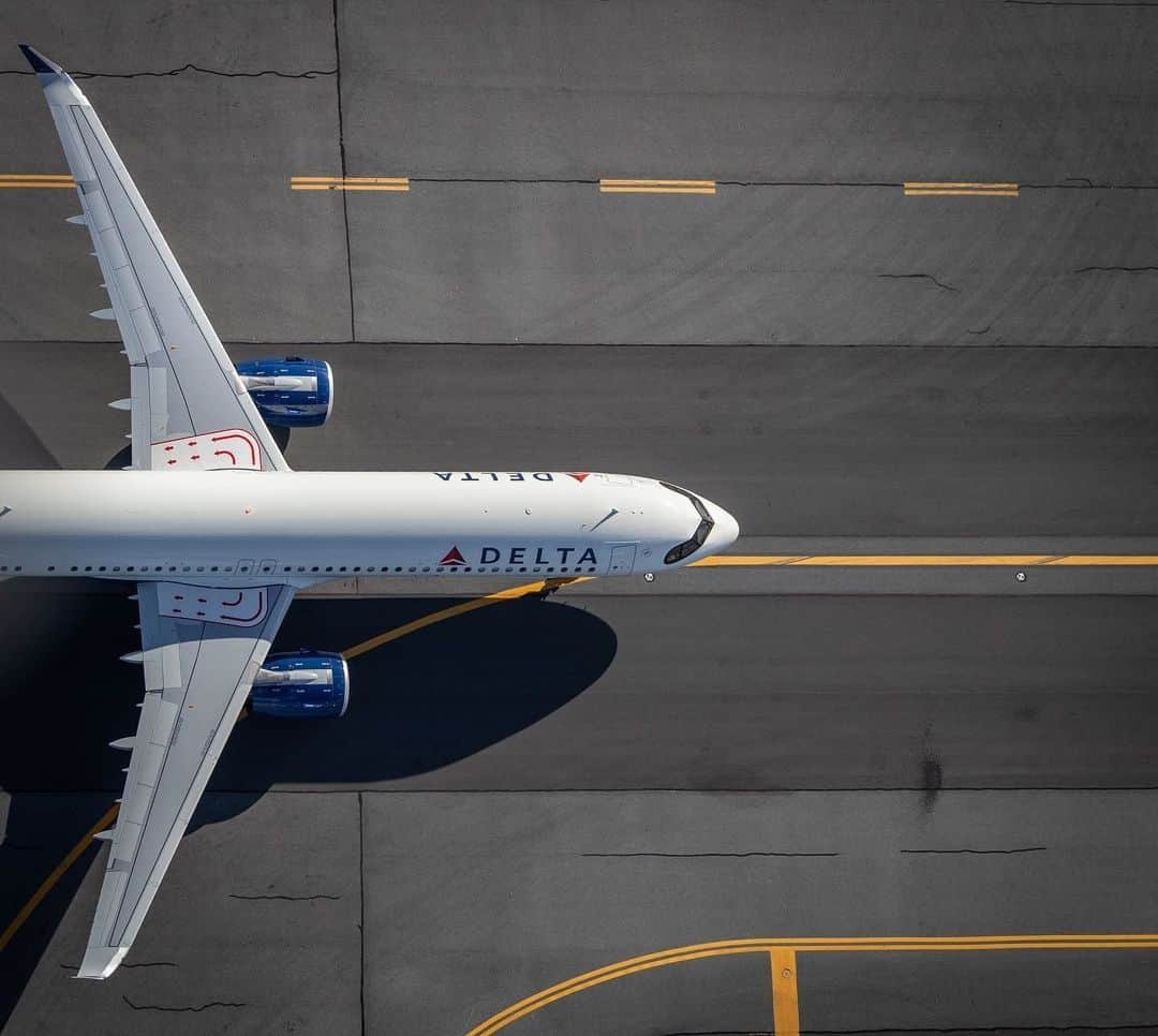 デルタ航空のインスタグラム：「We heard we have one of the best runway walks.⁣ ⁣ Photo: @aviationboston」
