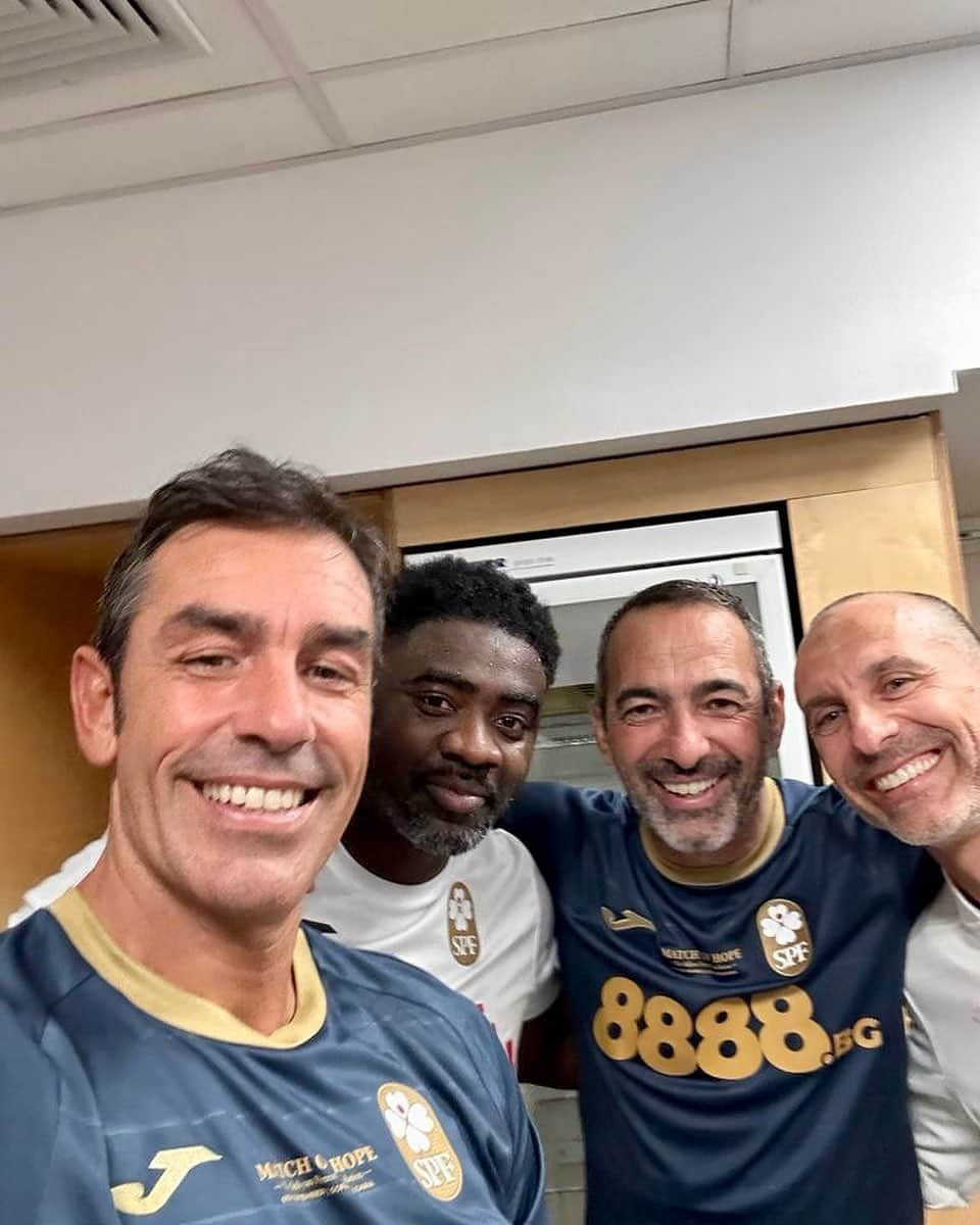 ロベール・ピレスさんのインスタグラム写真 - (ロベール・ピレスInstagram)「@premierleague, would you still hire some of us back ? 😅  Thanks @spfoundation19 for having us last night!」9月8日 1時27分 - robert_pires07