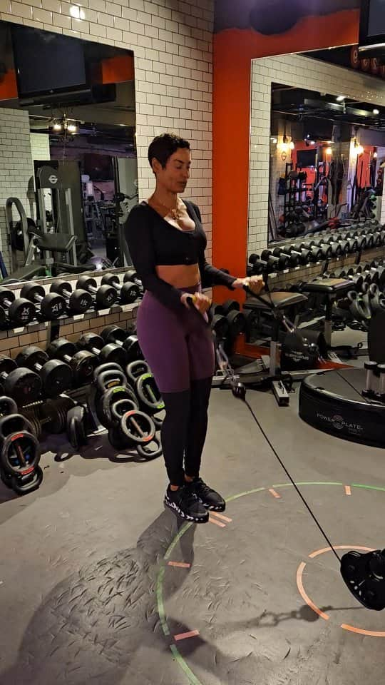 ニコール・ミッチェル・マーフィーのインスタグラム：「We played yesterday, but we still got that work in. 💪🏽 👊🏽  #FitOver50 #LatrealMitchell #NicoleMurphy #healthylifestyle #NoExcuses #FitnessMotivation #womenempowerment #Laknight #LaTips」