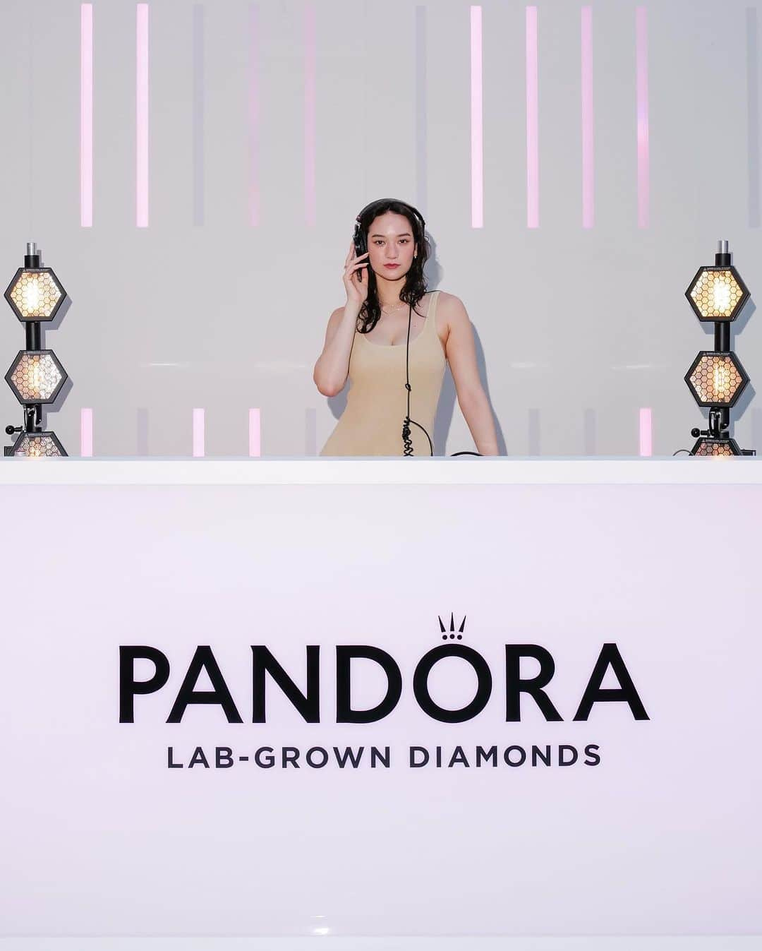 松岡モナさんのインスタグラム写真 - (松岡モナInstagram)「💎Diamonds are Forever💎 Cant stop staring at these lab grown diamonds😱💍 @theofficialpandora  Such a great kick off to NYFW🔥 There is nothing better then playing in the streets of nyc🗽」9月8日 1時28分 - monamatsuoka