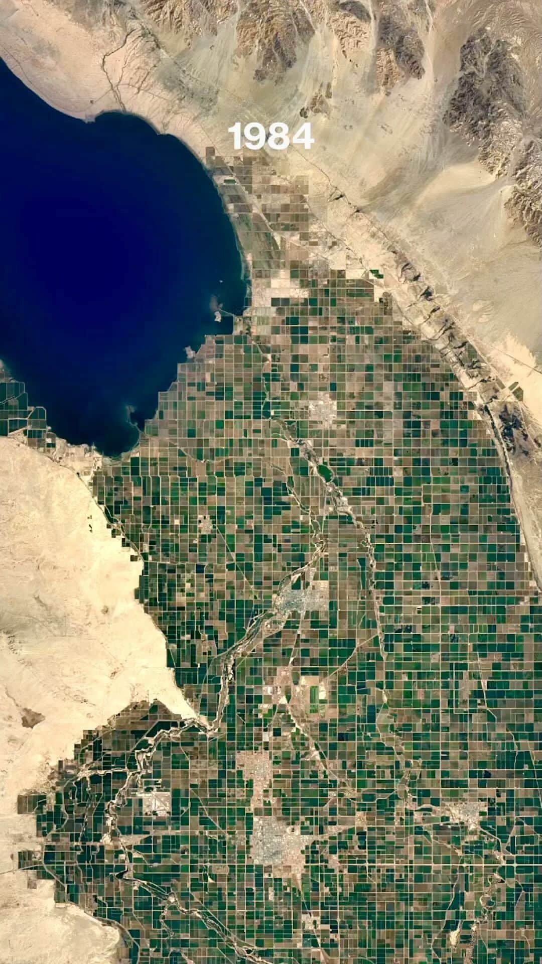 Daily Overviewのインスタグラム：「The Salton Sea is a shallow, landlocked, highly saline lake at the southern end of California. For thousands of years, the Colorado River has flowed into the lake’s valley, or has been diverted around it, depositing silt and creating fertile farmland. Roughly 1,700 square miles (4,400 square kilometers) of agricultural development stretches from the Salton Sea to the US-Mexico border, growing a variety of crops like asparagus, squash, tomatoes, watermelons, and dates. Crop rotation accounts for the color variations in this Timelapse.  Created by @dailyoverview Source imagery: NASA / Google Timelapse」