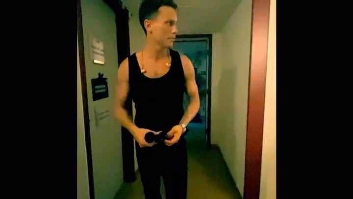 のインスタグラム：「Here’s 2.53 min of me shaking hands and hugging people on a track called “can’t be loved”. We didn’t film it with a specific idea in mind, but then thought it was a perfect fit for this song. It seems that many years in the buisness, especially in Switzerland has resulted in litteraly knowing everybody at festivals 😂🤘. Do you recognize anybody?? 😜😜」