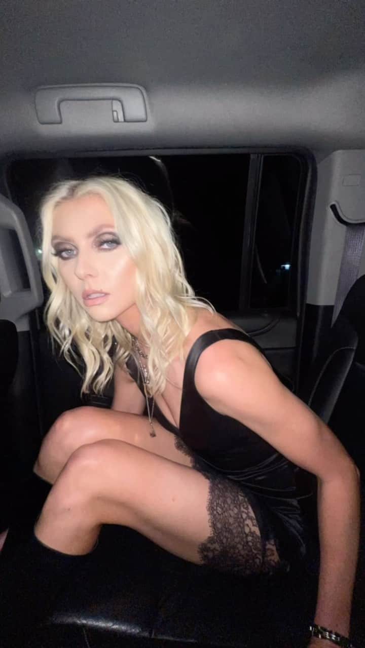 テイラー・モンセンのインスタグラム：「#nyfashionweek party night with @theartistsg thanks to @ysl @yslbeauty and @indiracesarine @theuntitledmagazine for a great time with great views at @publichotels @nyfw」