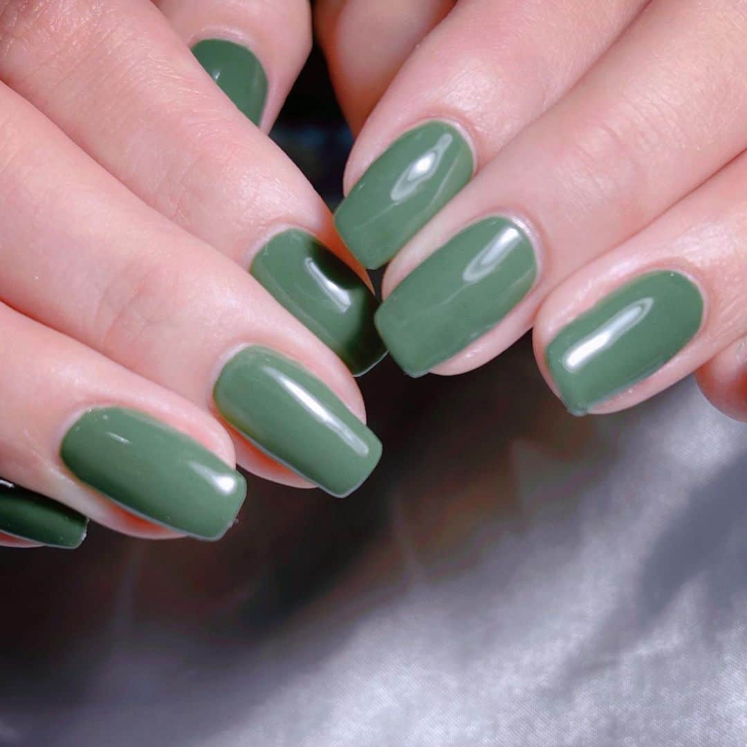 なかやまちえこのインスタグラム：「みどり💚⠀ ⠀ @hinaofficial0313 さん⠀ みどりのワンカラーネイル♡⠀ ⠀ @aby_sharenail #nail #nails #nailart #ネイル #美甲 #ネイルアート  #japanesenailart #manucure #japanesenails #manicurist #gelnails #أظافر #네일아트 #미용  #เพ้นท์เล็บ #artedeuñas #เพ้นท์เล็บเจล #ジェルネイルデザイン #ネイルデザイン #nagelkunst #ワンカラーネイル」