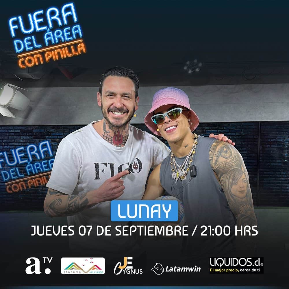 マウリシオ・ピニージャのインスタグラム：「Lu - Lu - Lunay 🎙️🕺🏻  Así es, tenemos al artista puertorriqueño más codiciado del último tiempo 🤭. @Lunay llegó al #FueradelArea para contar de su vida, sus proyectos y trayectoria artística.   👉🏼Entérate de los comienzos de #Lunay en la música, la historia de sus colaboraciones, en especial de #SolteraRemix junto a #BadBunny y el Big Boss #DaddyYankee y mucho más.   📆Hoy, en un capítulo especial de jueves, a las 21:00 horas junto a nuestro goleador @pinigol9 por Agricultura TV 📺.   #FueraDelÁrea es presentado por @latamwin 🏆⚽ , @j.ecygnus ⚡, @atacamaloft.glamp 🏕️ y @liquidos. cl 🥂」