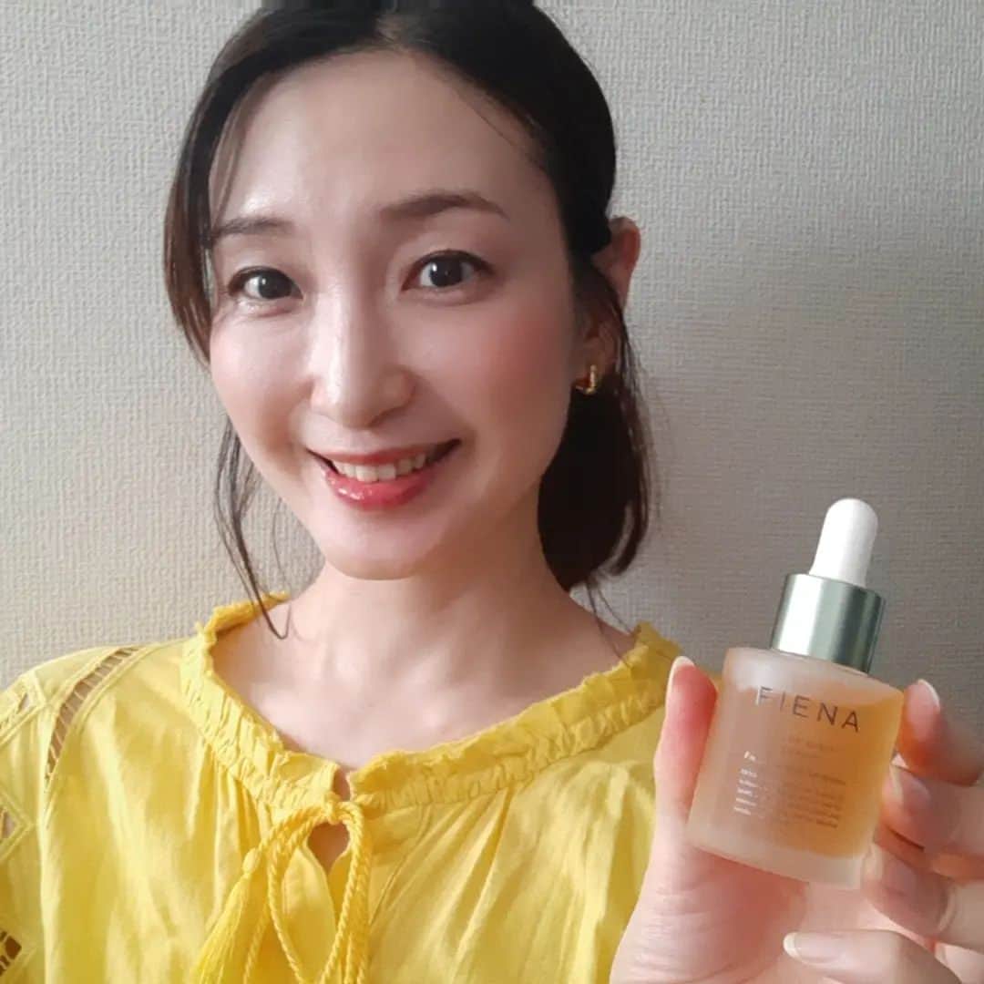 藤原宏美（ひろみん）のインスタグラム：「【FIENA公式アンバサダー通信】  先行導入美容液って知ってる？  洗顔後のまっさらなお肌に 一番最初に使うアイテム❣️  #導入美容液やブースターとも違う #さらに浸透する美容液  ＼ フィエナ カークビボーセラム ／  さらっとしたテクスチャーで お肌がぐびぐび飲み込む感じ！  これぞ浸透～😍  砂漠の過酷な環境下でも 水分を蓄えて、 強力な抗酸化力をもつ “ウチワサボテン”の成分が 配合されているよ🙆  @fiena__official  #FIENA #フィエナ #カークビボーセラム #先行導入美容液 #美肌ケア #美容 #美 #beauty #skincare #スキンケア #藤原宏美」