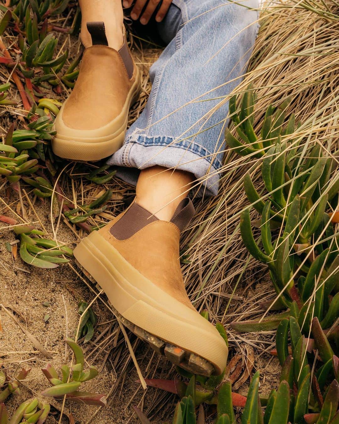 シービーズのインスタグラム：「Meet the Ballard Boot: the *ultimate combo* of rugged workwear leather 🤝  lug outsoles. For here, there and everywhere. Linked in bio to shop. 🏕️   #adventureboots #leatherboots #falloutfits」