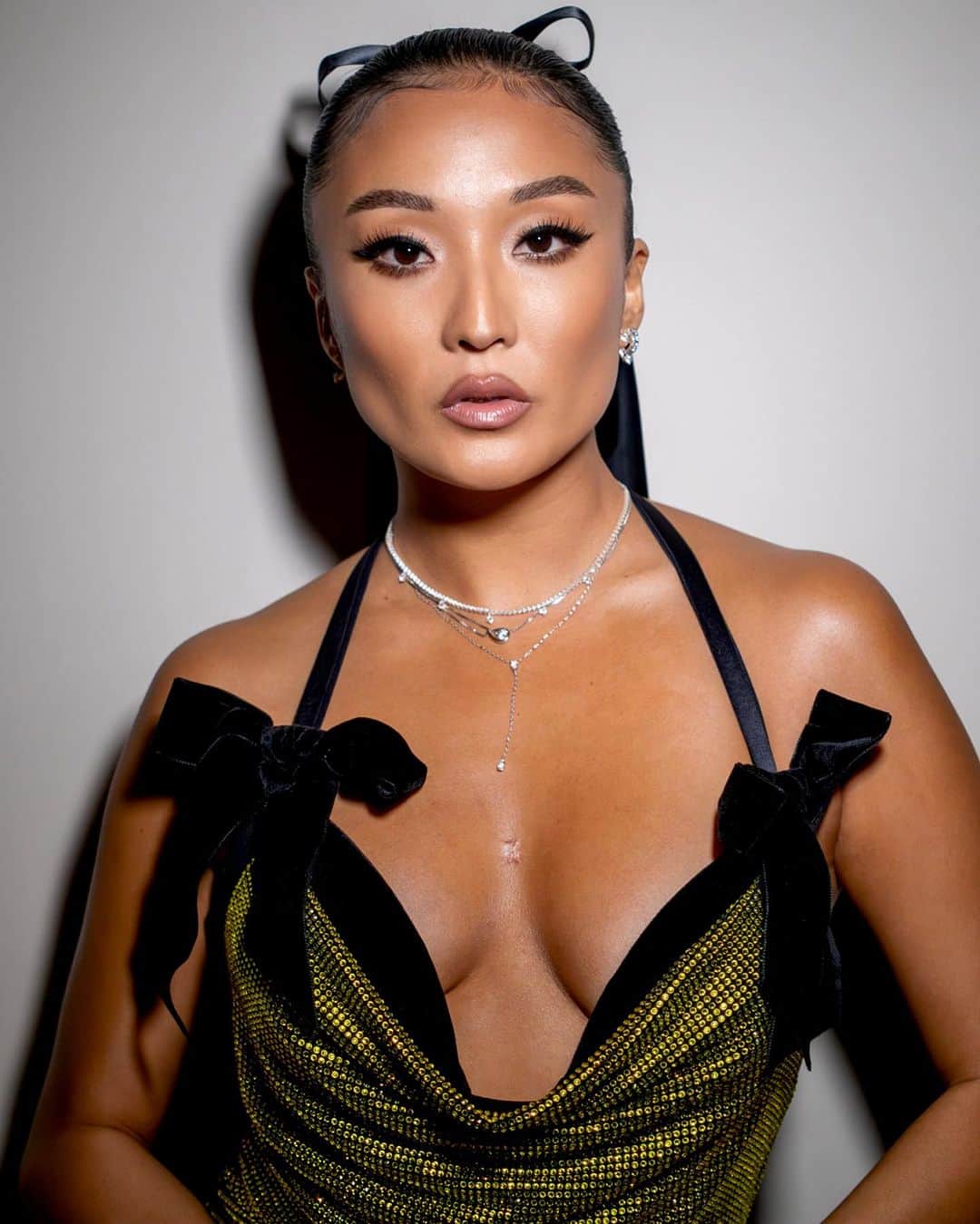 Carolina Gonzalezのインスタグラム：「🖤A S H L E Y🖤 NYFW @ashleyparklady Last night at Pandora Celebrated The New Diamond District  Stylist @erinwalshstyle  Hair @djquintero  #MakeupbyMe @cgonzalezbeauty  Assisted by @veronicagaona  Photos @thebeautycine    BREAKDOWN    @111skin  Rose Gold Illuminating Eye Mask  Celestial Black Diamond Serum  Celestial Black Diamond Cream    @mariobadescu  Lip Mask    @armanibeauty  Luminous Silk Foundation 7, 7.8 Luminous Silk Concealer 5.75, 7 Luminous Silk Glow Liquid Bronzer 110  Fluid Sheer Glow Enhancer 11 Luminous Silk Glow Setting Powder 9(extra warmth)  Eye Tint 99m Eyes To Kill Mascara  Lip Power 102」