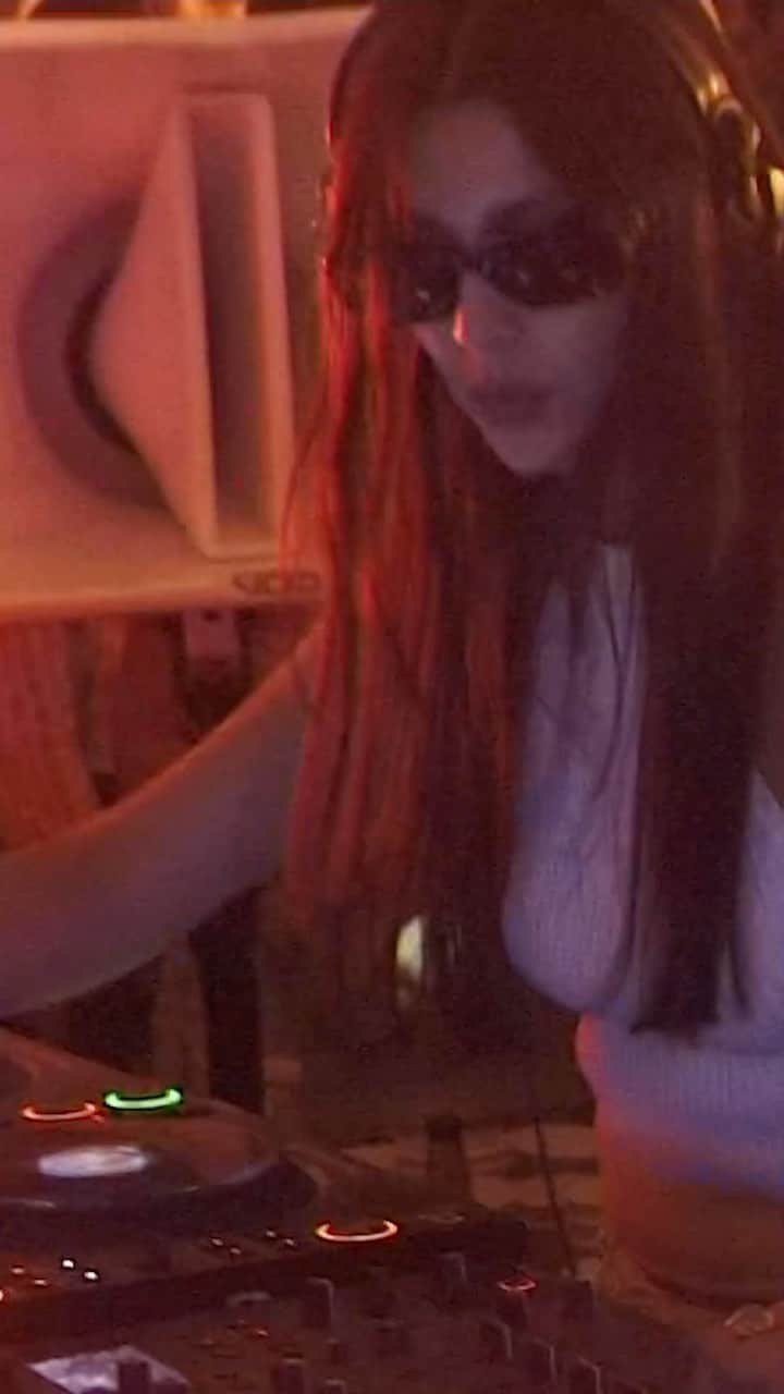 ジョルジオアルマーニのインスタグラム：「For @paula.tape it’s all about connections: people, bodies, dance floor and music. That’s how she #PlayPauseRewindRemix and keeps the party going #WeBeatAsOne    Video @mathiaskarlgontard」