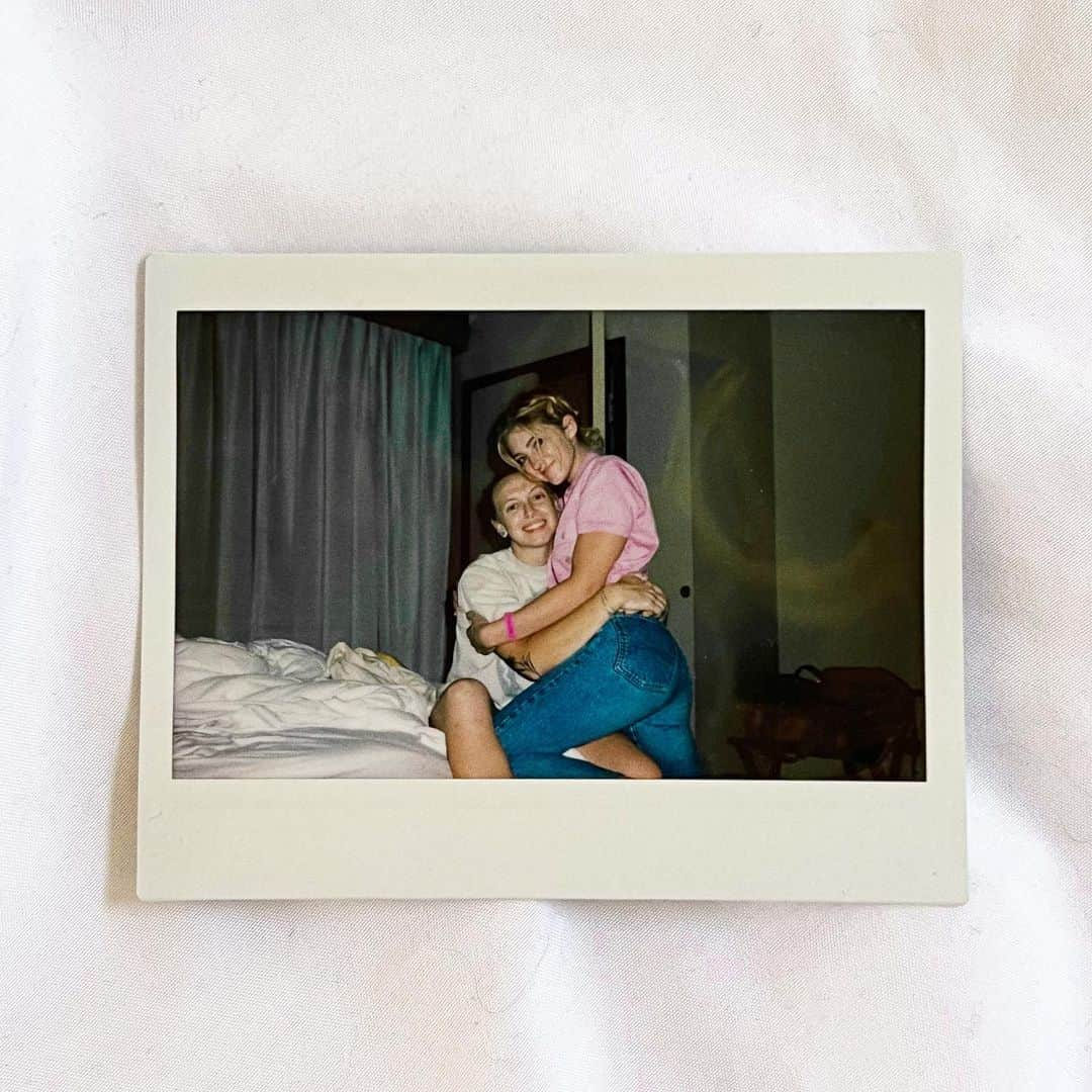 ウィロー・シールズさんのインスタグラム写真 - (ウィロー・シールズInstagram)「Reminder to kiss your girlfriend 🏳️‍🌈」9月8日 1時46分 - willowshields