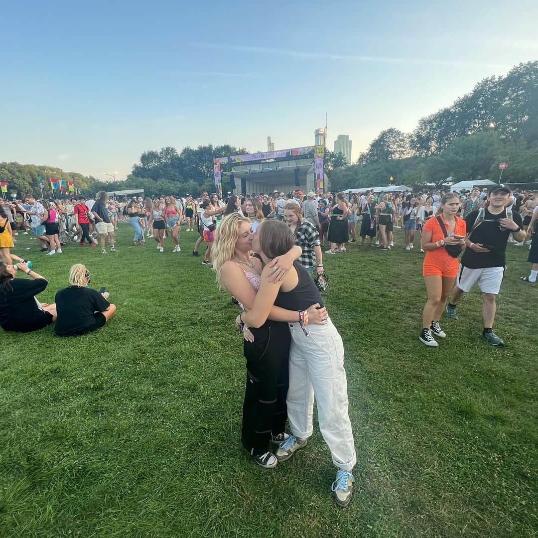 ウィロー・シールズさんのインスタグラム写真 - (ウィロー・シールズInstagram)「Reminder to kiss your girlfriend 🏳️‍🌈」9月8日 1時46分 - willowshields