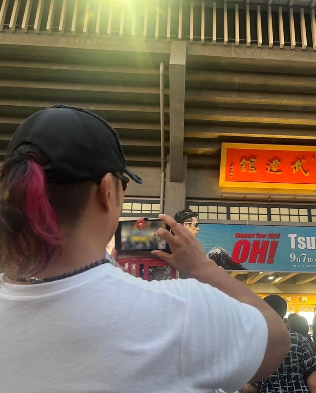 鷹木信悟さんのインスタグラム写真 - (鷹木信悟Instagram)「〜9.7日本武道館🇯🇵〜 長渕剛のBirthdayLiveへ行ってキタ〜🎸 長渕さん、誕生日おめでとうございます㊗️ 最高だったな〜、沢山パワーを貰いました✨ 俺ももっと頑張らなきゃ駄目だと思ったよ！ プロレスでも武道館満員にしたいねぇ〜 そういえばプロレス関係者が近くに居たよ！笑 みんな、好きなんだな〜ニッポンが‼️ #長渕剛 #日本武道館 #最高 #最強 #ハツラツおじさん #ピンク好き #日本好き #プロレス #prowrestling」9月8日 1時49分 - takagi__shingo