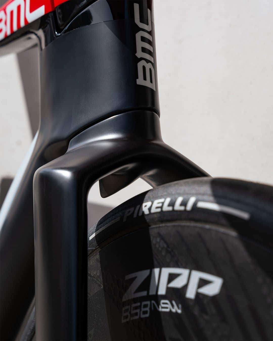 Zipp Speed Weaponryさんのインスタグラム写真 - (Zipp Speed WeaponryInstagram)「5 years in the making, @ride_bmc and @redbullracing are proud to present the all new #Speedmachine.  Equipped with a drivetrain from @sramroad and Zipp 858 NSW wheels, this bike's mission is one of pure speed, testing limits, and challenging what is possible.」9月8日 1時52分 - zippspeed