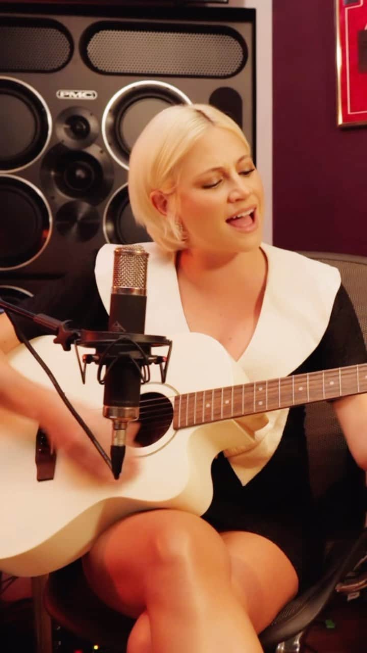ピクシー・ロットのインスタグラム：「My performance video of ‘Build My World’ live at Tape Studio is out now on YouTube! Head to the link in my bio to watch now 💛🐝」