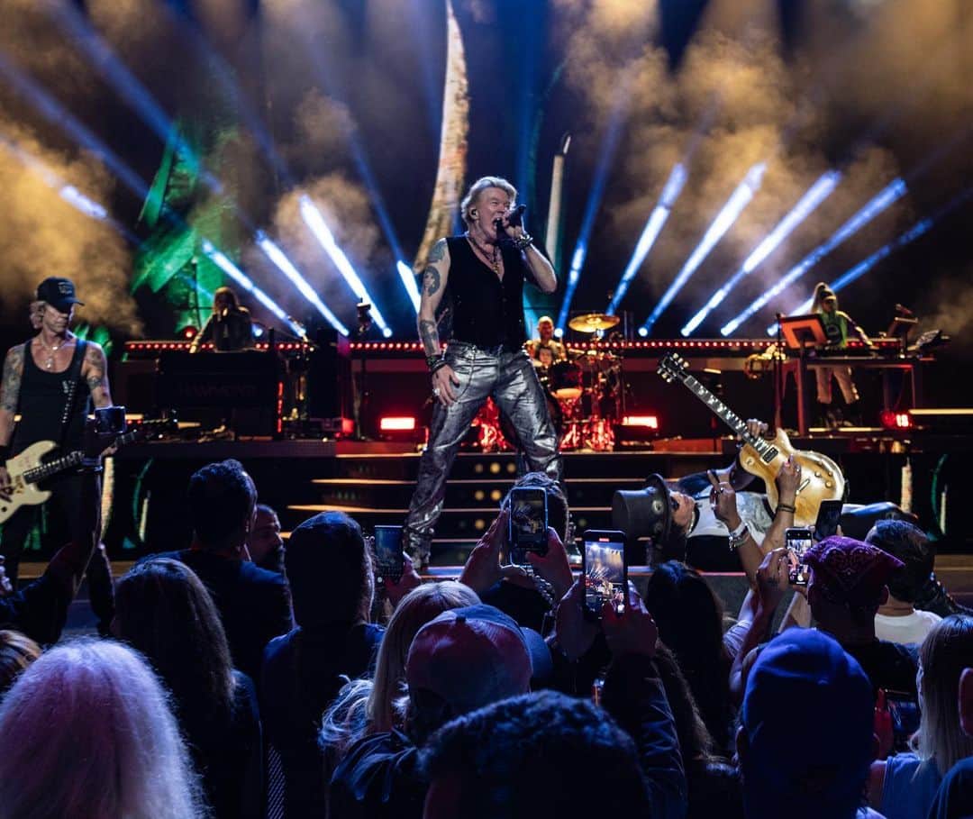 Guns N' Rosesさんのインスタグラム写真 - (Guns N' RosesInstagram)「Saratoga Springs, you were an incredible crowd! You stuck with us, you F’N’ rock! 🤘」9月8日 2時09分 - gunsnroses