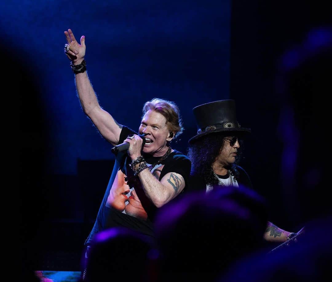 Guns N' Rosesのインスタグラム：「Saratoga Springs, you were an incredible crowd! You stuck with us, you F’N’ rock! 🤘」