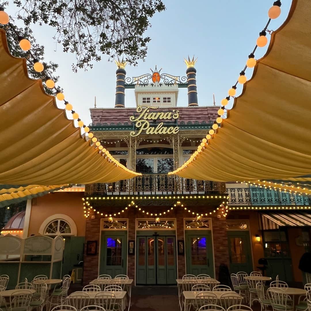 ディズニーランドのインスタグラム：「Let the good times roll! 💚 ✨ Tiana’s Palace is NOW OPEN! Mosey on down for a delicious Southern meal inspired by Creole and Cajun cuisine. Drop a 👑 to welcome Princess Tiana and her restaurant to New Orleans Square at #Disneyland Resort.」