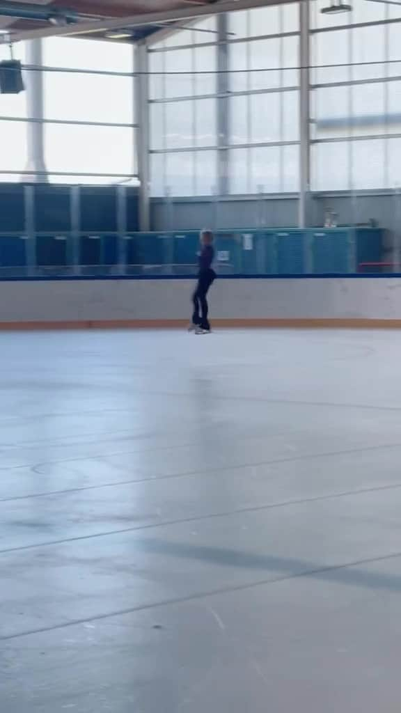 アンジェリーク・アバチキナのインスタグラム：「Work work work 💪🏼🔥  Athelte : Noelie Haymoz 😎  #figureskating #skating #jump #triplejump #tripletoe #figureskater #фигурноекатание #фигуристка #прыжок #work #hardwork #training #athlete #swissnationalteam」