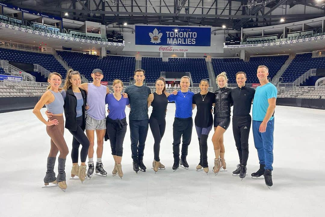 アレクシ・ギレスさんのインスタグラム写真 - (アレクシ・ギレスInstagram)「Thank you to the skaters, extreme boys, acrobats, crew and staff for a wonderful CNE experience!!! Time flew creating memories to last a lifetime 😉 Lots of love, Alexe 💚✨⛸️  - - First📸- @wcrobart  - - - #iceskating #skating #skate #iceskating #iceskaters #timeflies #friends #iceshow #canadiannationalexhibition #memories #goodtimes #foryoupage #fyp #toronto #canada #yyz」9月8日 2時20分 - alexegilles