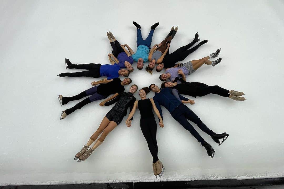 アレクシ・ギレスさんのインスタグラム写真 - (アレクシ・ギレスInstagram)「Thank you to the skaters, extreme boys, acrobats, crew and staff for a wonderful CNE experience!!! Time flew creating memories to last a lifetime 😉 Lots of love, Alexe 💚✨⛸️  - - First📸- @wcrobart  - - - #iceskating #skating #skate #iceskating #iceskaters #timeflies #friends #iceshow #canadiannationalexhibition #memories #goodtimes #foryoupage #fyp #toronto #canada #yyz」9月8日 2時20分 - alexegilles