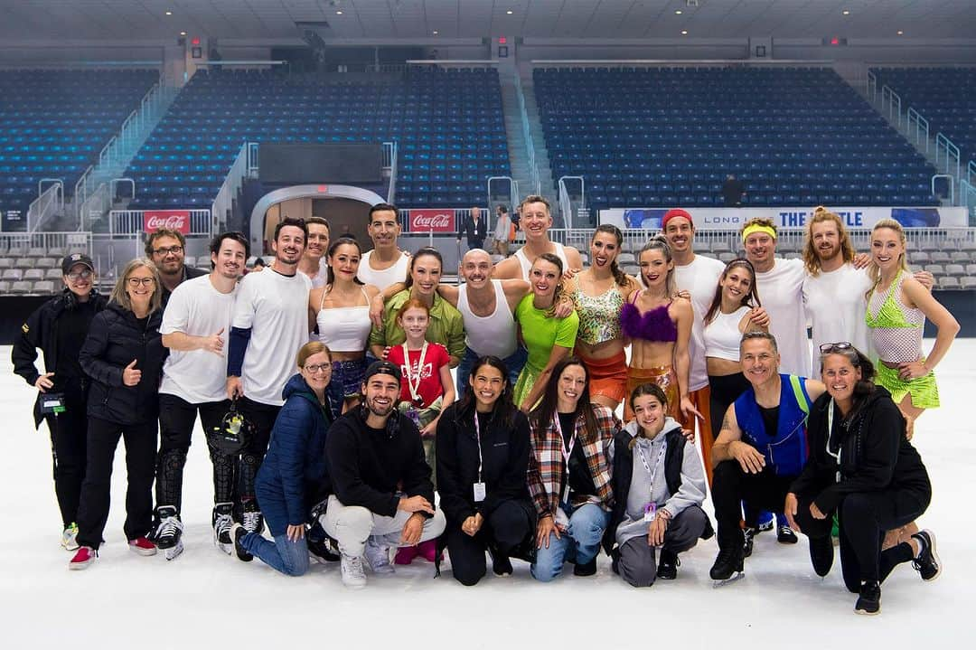 アレクシ・ギレスのインスタグラム：「Thank you to the skaters, extreme boys, acrobats, crew and staff for a wonderful CNE experience!!! Time flew creating memories to last a lifetime 😉 Lots of love, Alexe 💚✨⛸️  - - First📸- @wcrobart  - - - #iceskating #skating #skate #iceskating #iceskaters #timeflies #friends #iceshow #canadiannationalexhibition #memories #goodtimes #foryoupage #fyp #toronto #canada #yyz」