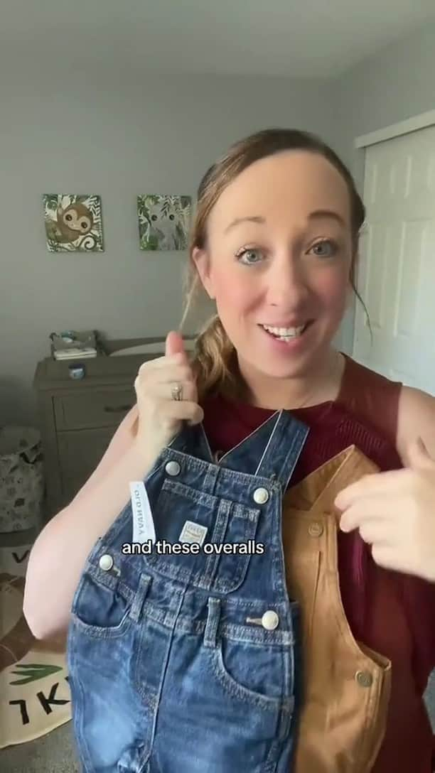 Old Navyのインスタグラム：「it's officially tiny lumberjack season  #spottedinoldnavy 🍂 @themegangeorge  #fallfashion #overalls #babyboyhaul」