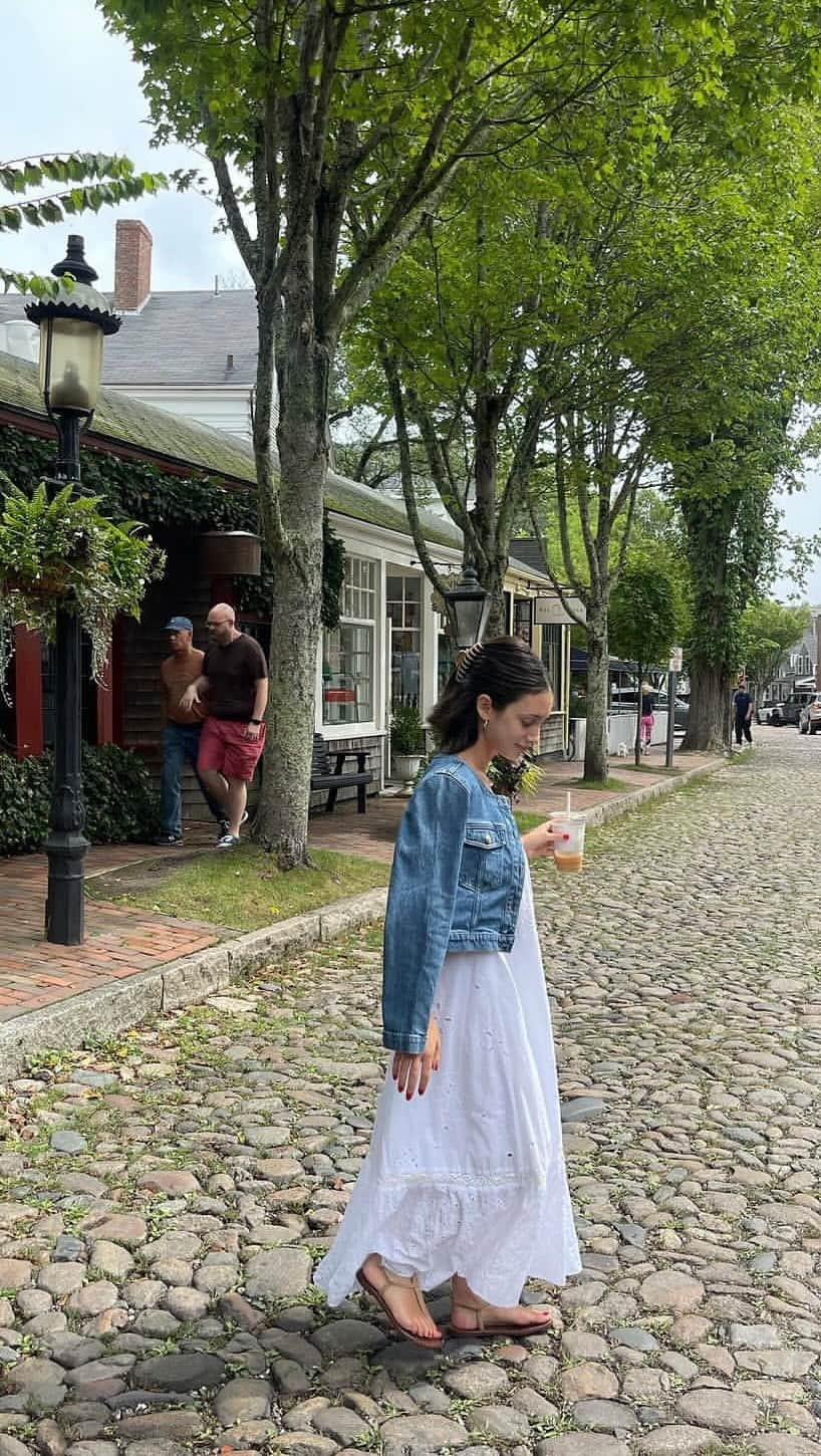 サムエデルマンのインスタグラム：「Clinging to the last bits of Summer in our Gigi Sandal #samedelman #styleinspo #nantucketstyle」