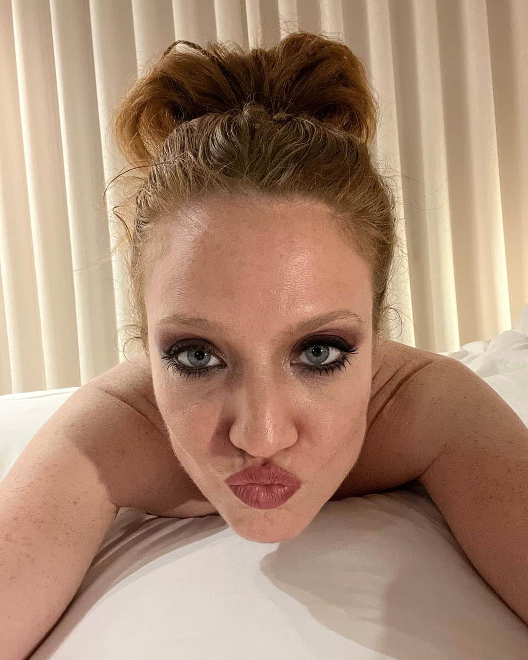 ジェス・グリンのインスタグラム：「POV: you’re my front camera」
