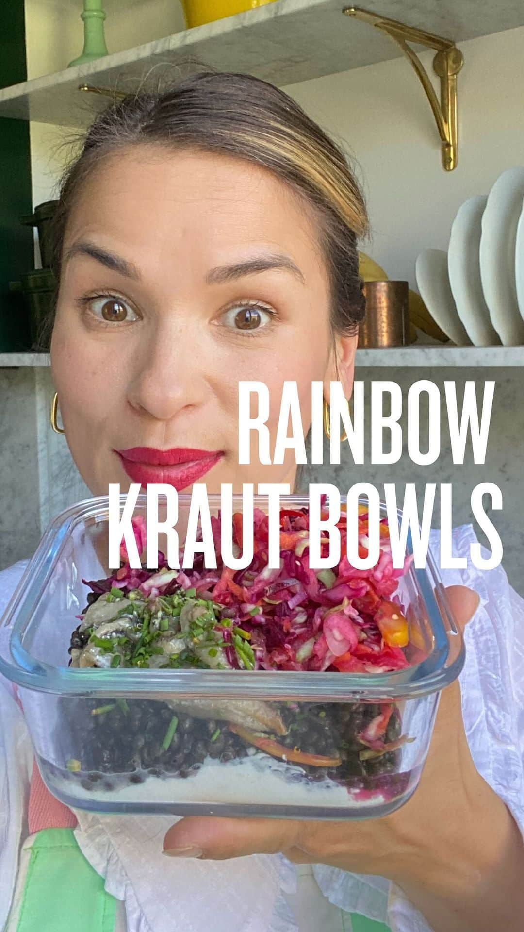 レイチェル・クーのインスタグラム：「Why everyone should be eating rainbow kraut:   💪🏻 It’s PACKED full of nutrients, there’s so many vitamin rich vegetables in just one forkful here. A few bites always makes me feel energised when I’m feeling sluggish   👀 It looks beautiful! Sometimes, I really enjoy thinking about the colour palates of my plates. And this one always delights me, with that vibrant array of pinks, greens, and oranges   🤝🏻 It compliments so many other flavours. Kraut really is so versatile, here I’ve paired it with earthy lentils and cottage cheese, as well as some gorgeous anchovies. But it really can match with whatever you fancy: chicken, salmon, tofu…   🔪 And finally it’s a fab dish if you want to practise your knife skills!   👉🏻 If you want to learn how to make this wonderful rainbow Kraut, head to the link in my bio and sign up to my exclusive newsletter for the complete recipe 🤩  Which veggies go into your favourite kraut?  Gifts: Shirt @emilyandfin Apron @polkapants_ (gift) Lipstick @hourglasscosmetics My icon is」