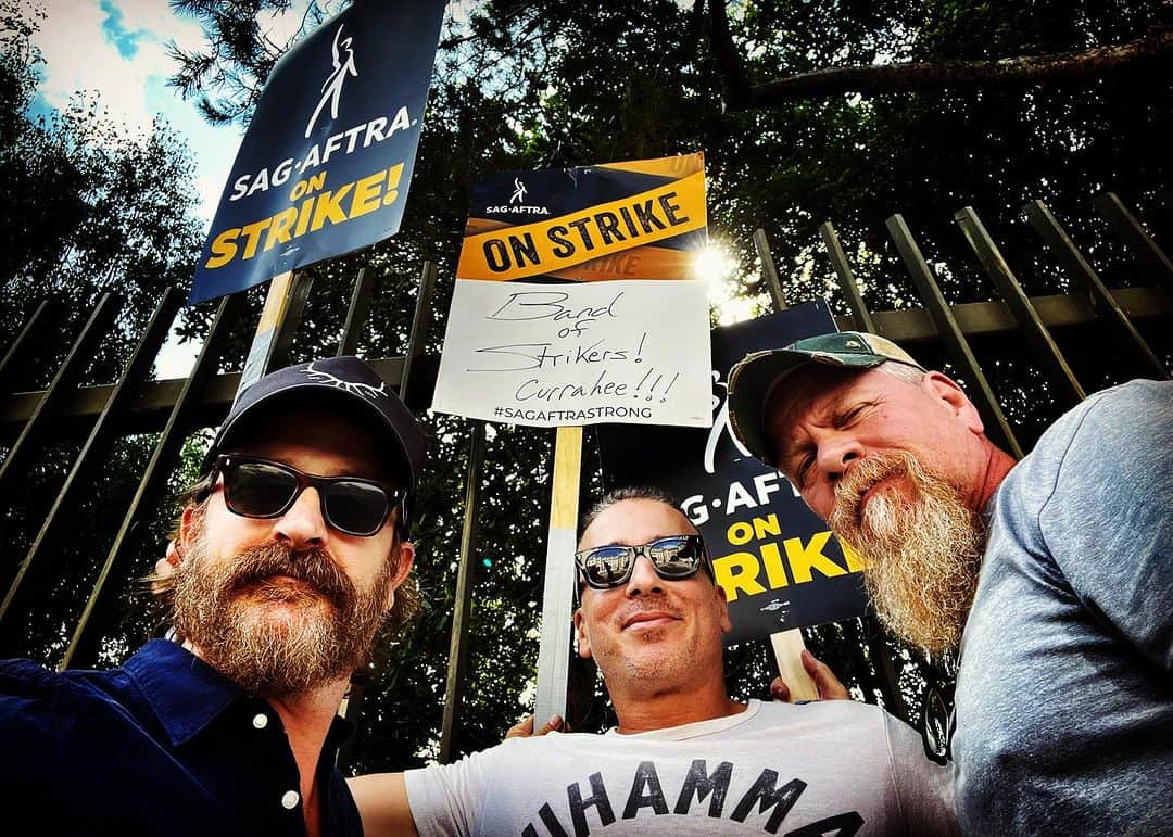 リチャード・スペイト Jrのインスタグラム：「Walking the @sagaftra picket lines with some of my Easy Company brothers. #currahee @kirkacevedo @cudlitz  #sagaftrastrong #solidarity」