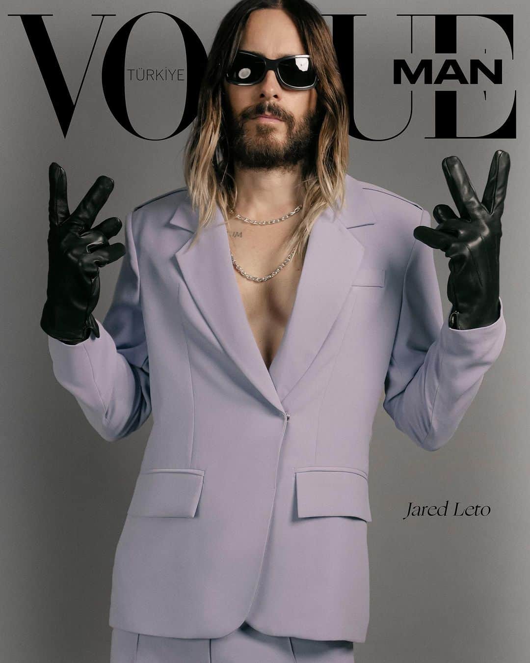 ジャレッド・レトのインスタグラム：「🕺🏻@vogueturkiye    @lesbenjamins @loewe @maisonvalentino   Editor in chief: @debora_zakuto Interview: @canremziergen Photographeer: @jacquesburga Fashion editor: @nausheenhah Creative director: @vicenakina Hair: @hairbyadir Make-up: @tamielsombati Hair assistant: Eduardo Mendez Production and set design: @_chrishughes Lightening and technique: @zacharquilevich Production assistant: Skyler Stanley Photographer assistant: @milofontanez, Courtney Curtis Fashion editor assistant: Grace Taylor, @angieshah_, Yuval Ozery Magazine account: @vogueturkiye」