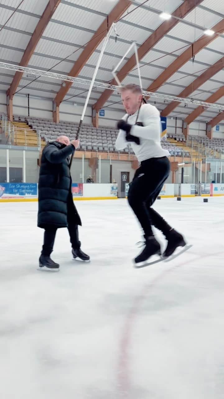 ナイル・ウィルソンのインスタグラム：「Never shared this video but I tried Ice skating out for a few months for this TV show 😉 Closest I got to an AXEL. Gutted I didn’t complete it but still think it’s pretty cool 😎 Miss you lots & lots @oliviasmartx 🤍」