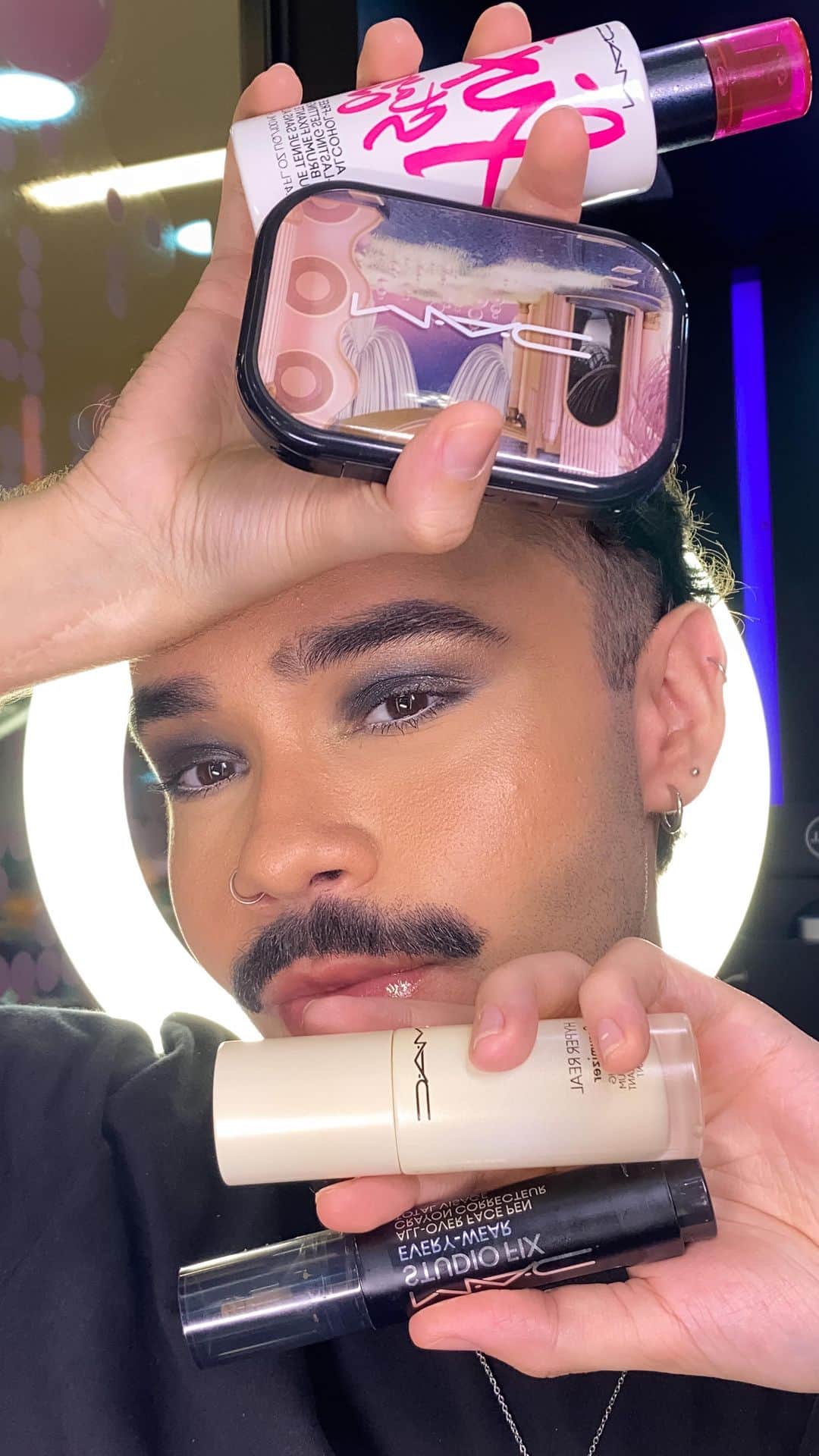 M·A·C Cosmetics BRのインスタグラム：「Nada como uma make impecável e RE-SIS-TEN-TE para aproveitar o festival 🖤✨ O nosso Artista @antoniomkp te ensina como alcançar esse look super versátil e impactante!  Já salva o vídeo para tentar reproduzir em casa 😉  Produtos usados no vídeo: ✨ Hyper Real Serumizer ✨ Hyper Real Skincanvas Balm ✨ Caneta 2 em 1 Coretivo e Base Studio Fix Face Pen ✨ Connect in Colour Encrypted Kryptonite ✨ Spray Fixador Fix+ Stay Over  #ParaTodosVerem : O Artista @antoniomkp prepara a pele do rosto com um sérum, seguido de um hidratante. Depois aplica base por todo o rosto, após começa a fazer a maquiagem dos olhos em tons de preto e cinza. No final aplica o spray fixador de maquiagem.」