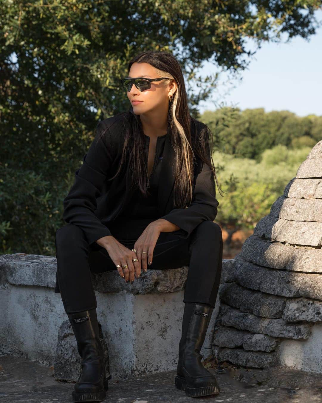 ジョルジオアルマーニのインスタグラム：「Internationally known for her sophisticated rhythms and eclectic sounds, @paula.tape  knows how to generate powerful energy behind the decks #PlayPauseRewindRemix #WeBeatAsOne    Photo @alizeeschroots」