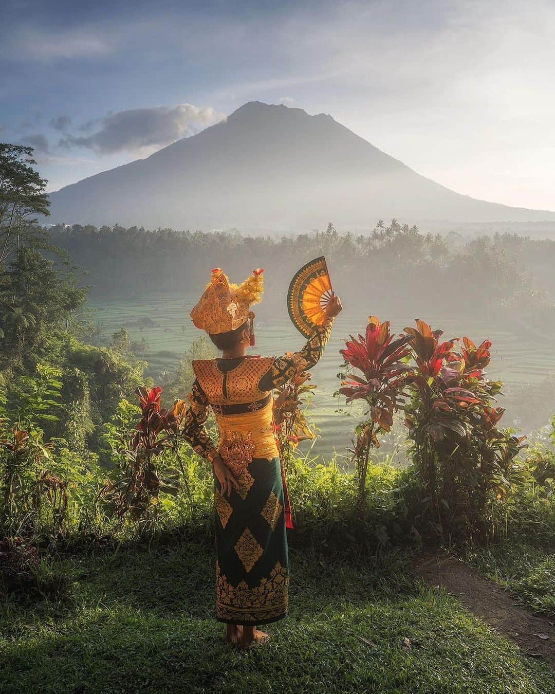 Discover Earthさんのインスタグラム写真 - (Discover EarthInstagram)「Sunrise serenades in Bali: where tradition dances to the rhythm of a new day 🌅💃🏽  📍Bali, Indonesia  🇮🇩 #DiscoverIndonesia with @danielkordan」9月8日 3時30分 - discoverearth