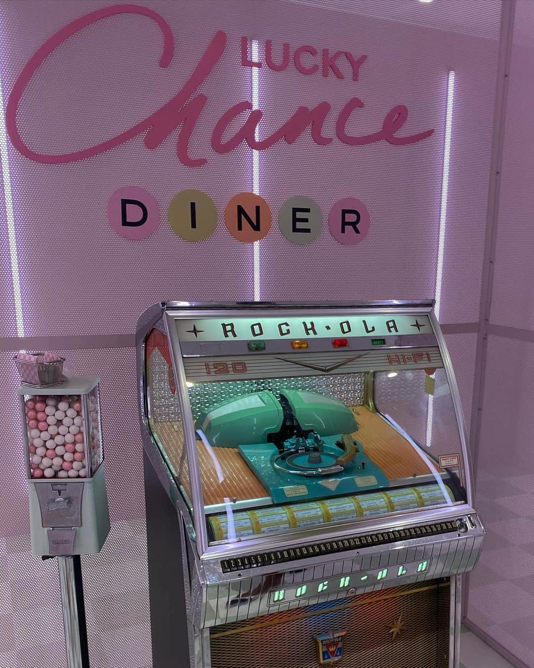 ジャクリーン・ヤブロンスキーさんのインスタグラム写真 - (ジャクリーン・ヤブロンスキーInstagram)「Only eats @chanelofficial ice cream 🍦🍬🍭. Last night at the #luckychancediner . Merci 💕」9月8日 3時13分 - jacquelynjablonski