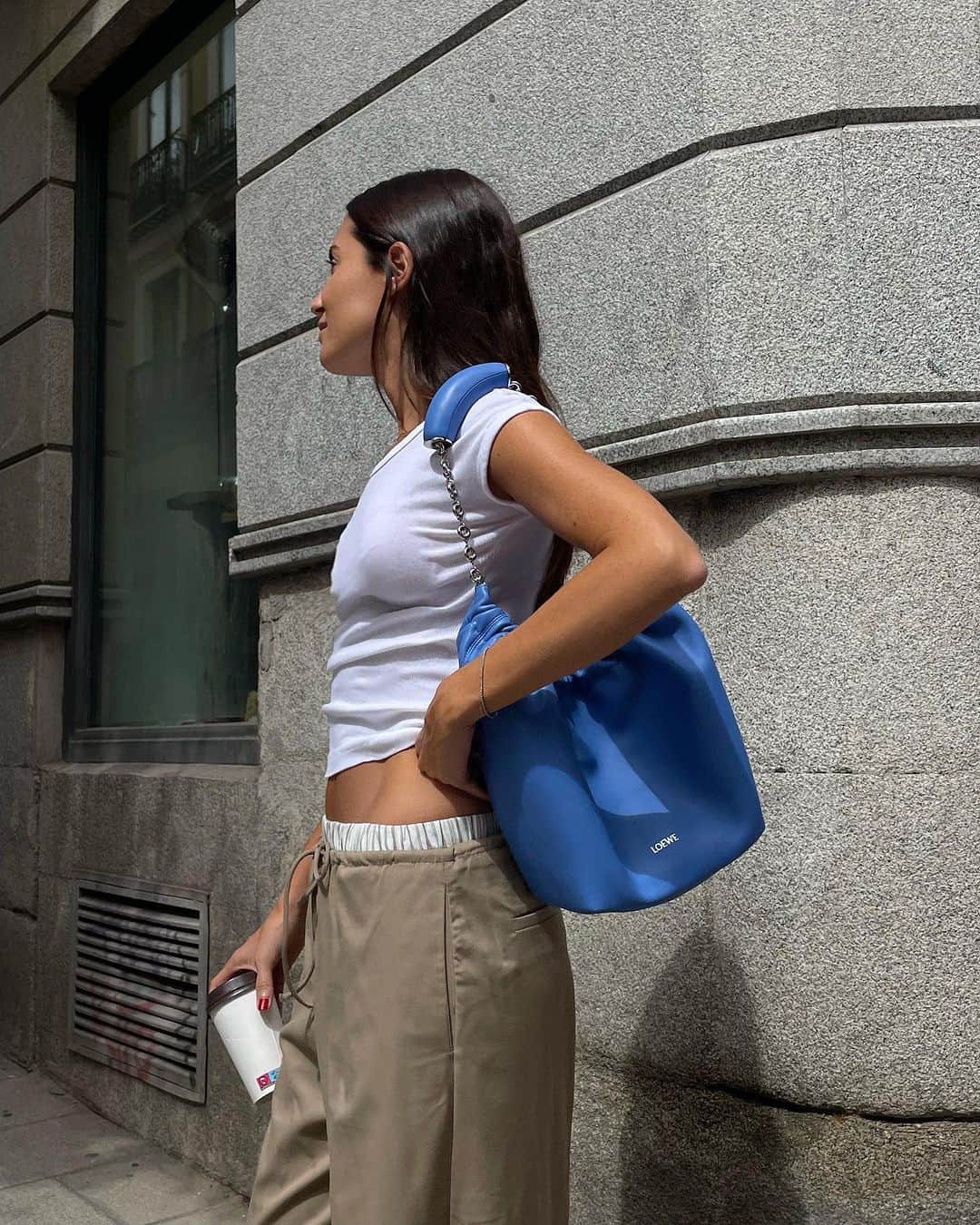 ガラ・ゴンザレスのインスタグラム：「This colour 🤗💙 Officially launching tomoz - Squeeze ( tight)  by @loewe    #squeezebag #loewesqueeze」