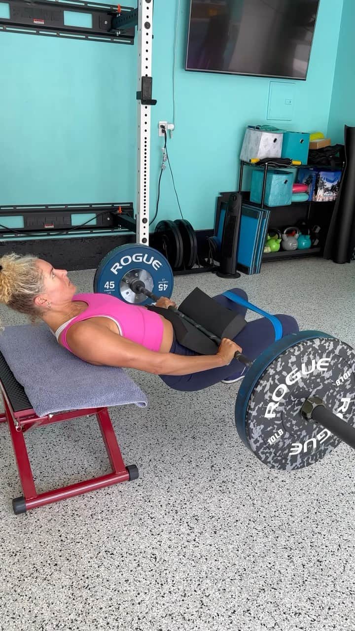 リンゼイ・ジャコベリスのインスタグラム：「The next level 💪🏽 …add a resistance band and get a little something extra 😉」