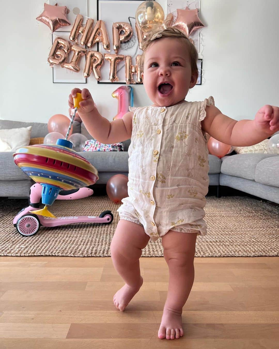 マーヴィン・マティプさんのインスタグラム写真 - (マーヴィン・マティプInstagram)「Happiest 1st birthday to our forever baby 💕 you mean the world to us 🫶🏼 • #officialtoddlerstatus #babygirl #vallmopsturnsone」9月8日 3時21分 - themarvmarv